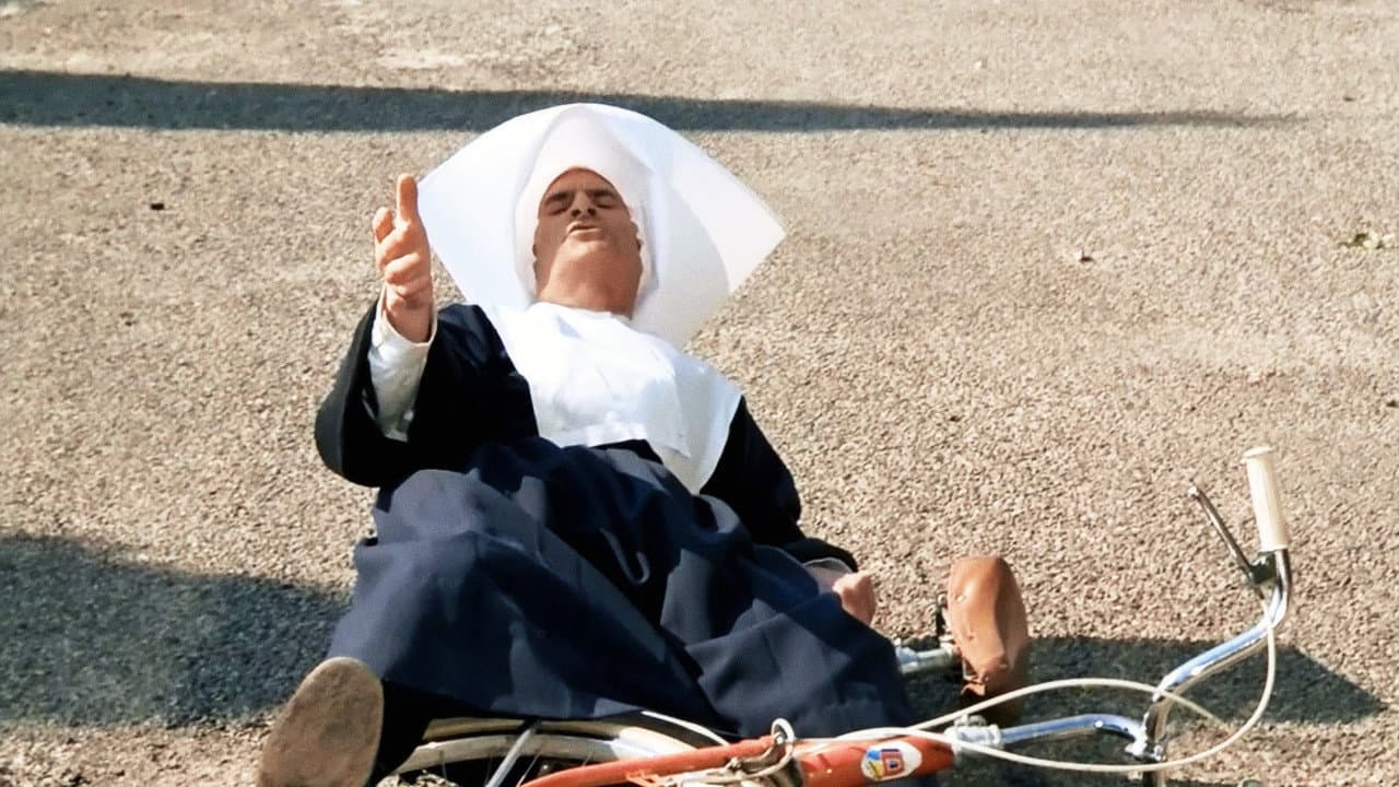 The Gendarme and the Creatures from Outer Space still 8