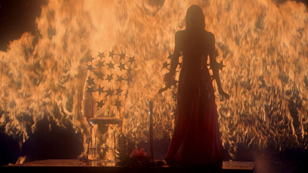 Carrie Trailer: Mike Flanagan Reimagines King's Horror still 6